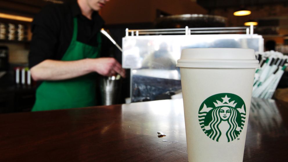 FOTO: Uma bebida Starbucks espera por um cliente para buscá-lo como um barista prepara outra, em Seattle.