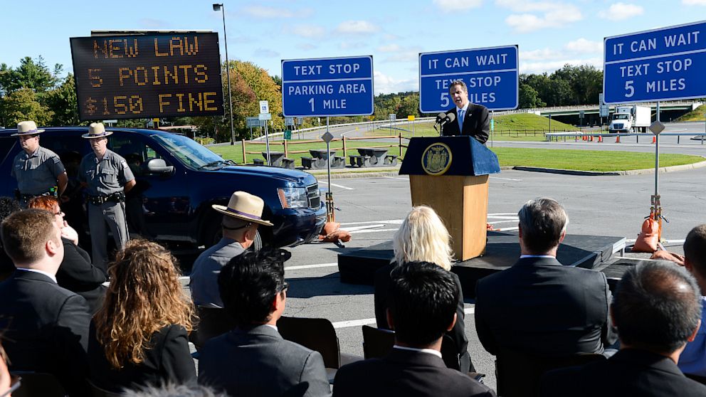 PHOTO: governer andrew cuomo press conference, texting
