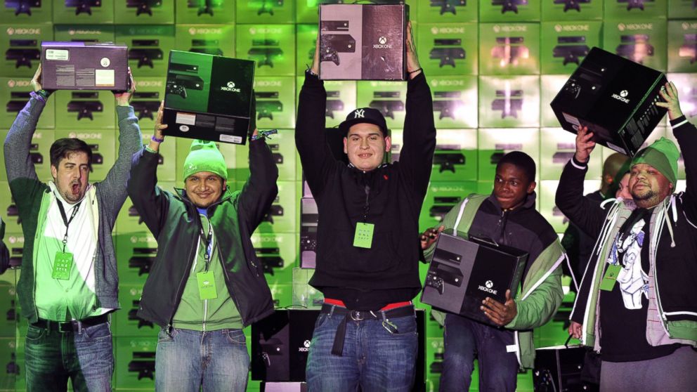 PHOTO: The first fans in the U.S. get their hands on Xbox One at Best Buy in New York on Nov. 22, 2013.