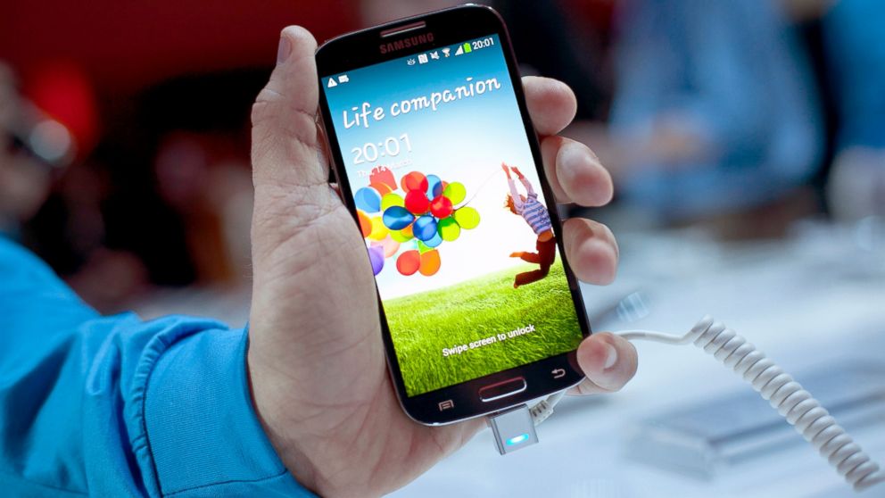PHOTO: A Samsung employee displays the Samsung Galaxy S IV for a photo, March 14, 2013, in New York City.