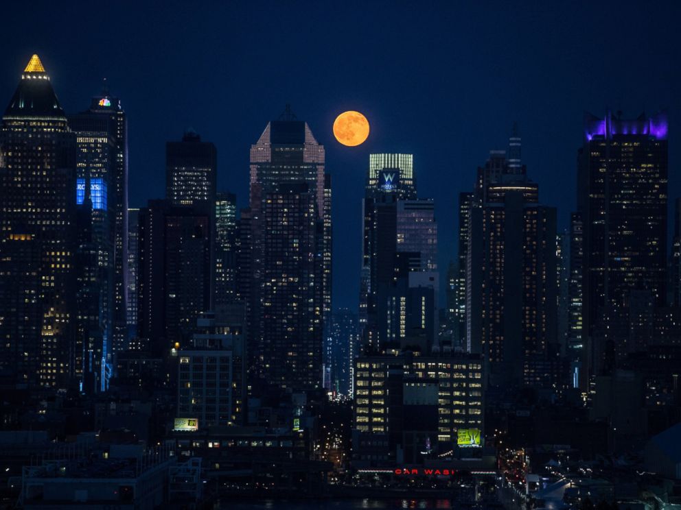 PHOTO: The full moon rises above the skyscrapers in New York, June 20, 2016.