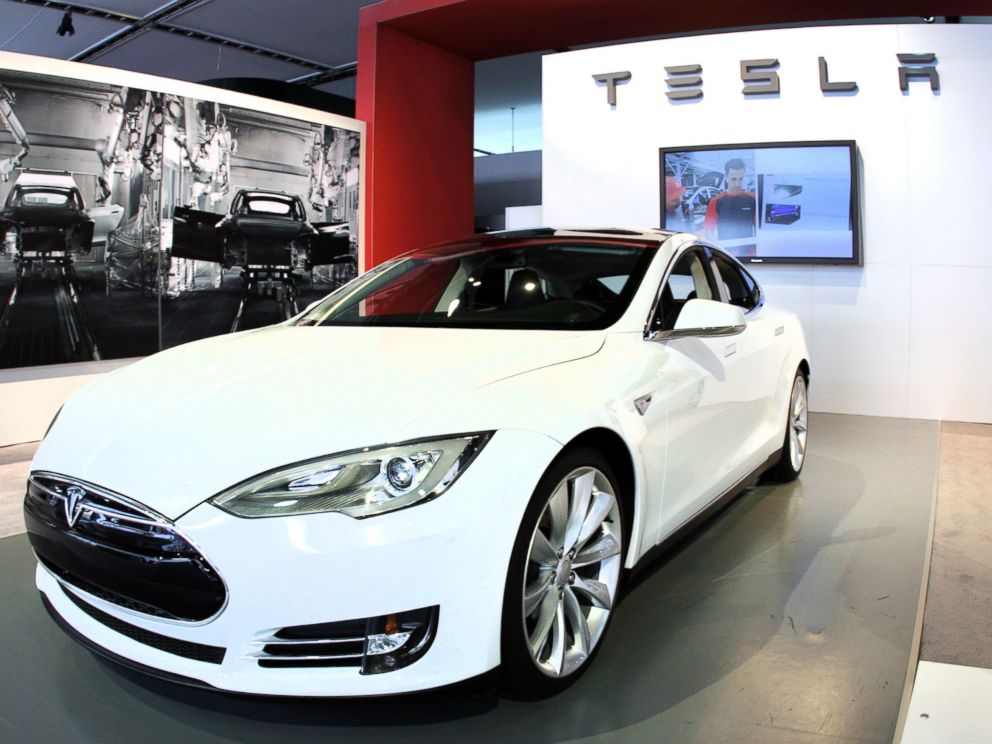 PHOTO: The Tesla Model S Signature is shown during a media preview day at the 2012 North American International Auto Show, Jan. 10, 2012, in Detroit, Michigan.