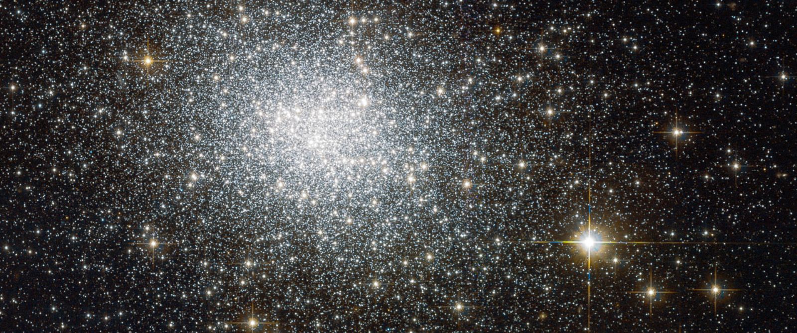 Hubble Space Telescope Snaps Stunning Photo Of Star Cluster In ...