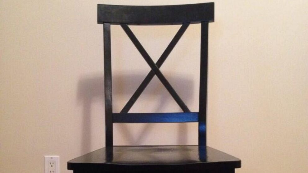 PHOTO: Elan Gale reveals the identity of Diane on Twitter, "Here is Diana sitting in a chair."