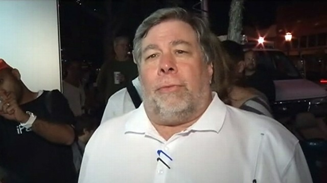VIDEO: Steve Wozniak camped out at Los Gatos, Calif., store for the iPhone 4s.