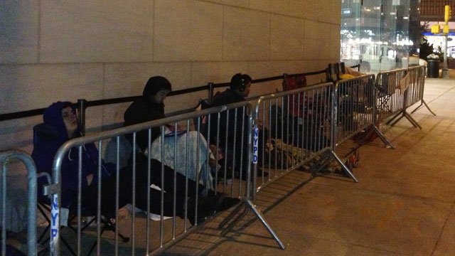 PHOTO: A line forms in front of the Upper West Side Apple Store in New York City before the iPhone 5 goes on sale Friday, September 21, 2012.