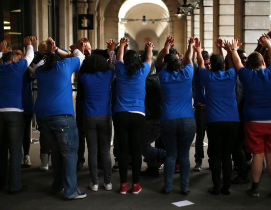 Thousands Line Up To Be The First To Buy iPhone 5