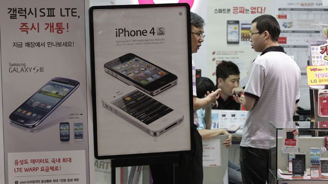 PHOTO:Banners advertising Samsung Electronics' Galaxy S III, left, and Apple's iPhone 4S are displayed at a mobile phone shop in Seoul, South Korea, Friday, Aug. 24, 2012.