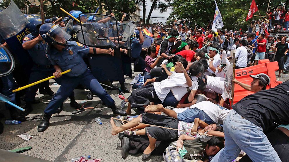 PHOTO: Riot police and protesters