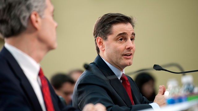 PHOTO: FCC Chairman Julius Genachowski will unveil new initiatives to protect consumers and curb smartphone thefts, April 10, 2012.