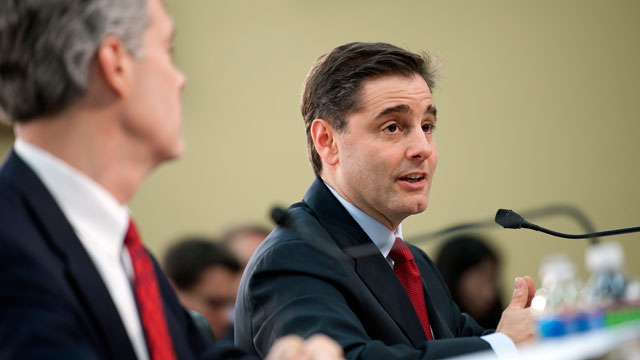 PHOTO: FCC Chairman Julius Genachowski will unveil new initiatives to protect consumers and curb smartphone thefts, April 10, 2012.