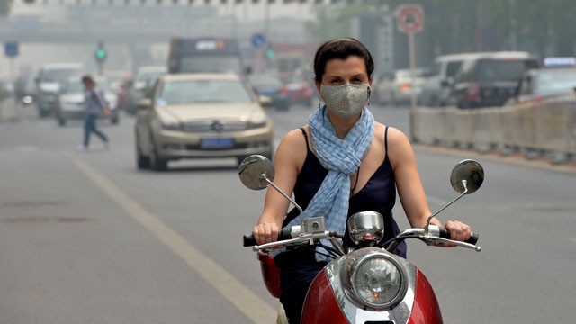 PHOTO: A foreign resident wears a mask as air pollution shrouds Beijing, May 6, 2013.
