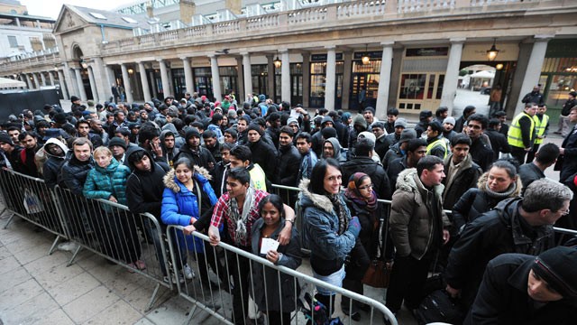 PHOTO: Customers queue to buy the new iPad outside an Apple store in central London, March 16, 2012, on the first day of its release.