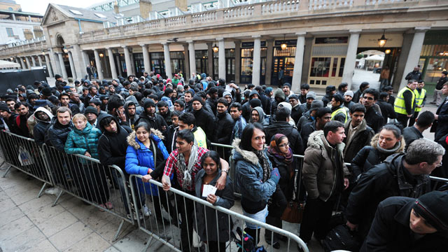 PHOTO: Customers queue to buy the new iPad outside an Apple store in central London, March 16, 2012, on the first day of its release.