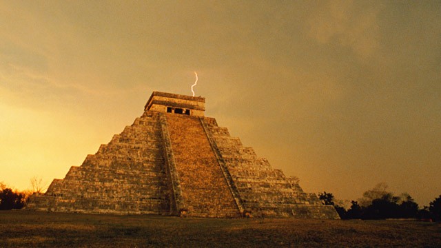 PHOTO: Lightning bolt over Mayan pyramid