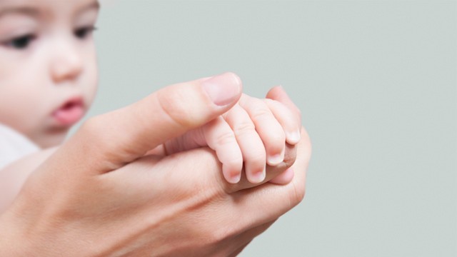 PHOTO: Mother holding baby's hand