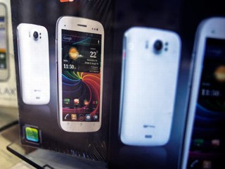 Smartphones Outsell 'Dumbphones' for First Time, Report Says