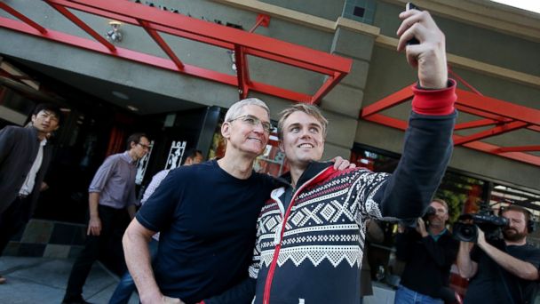 gty tim cook apple store customer jc 140919 16x9 608 Apple CEO Tim Cook Surprises Fans Waiting in Line for iPhone 6