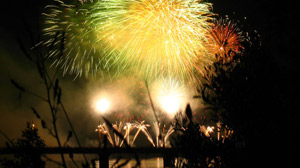 PHOTO Scientists are helping pyrotechnicians to make their colorful green fireworks even greener for the environment