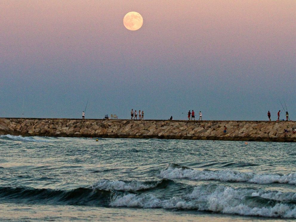 PHOTO: The supermoon rises over the Mediterranean sea at Cabopino beach in southern Spain, August 10, 2014.