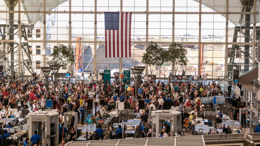 PHOTO: Crowded denver airport