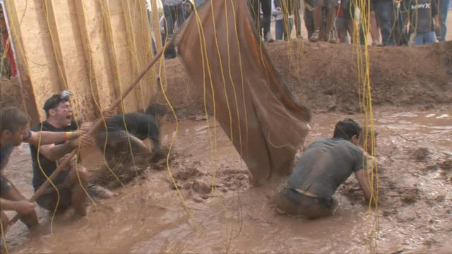 PHOTO: ABCs Matt Gutman ran the almost 13-mile-long obstacle course, through mud pits, over walls and across ropes.