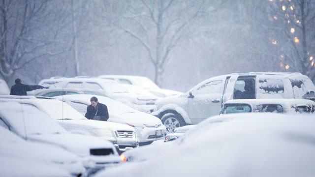 PHOTO: Drivers clean their vehicles of snow before leaving on their drive home during the evening commute, Dec. 20, 2012 in Omaha, Neb.