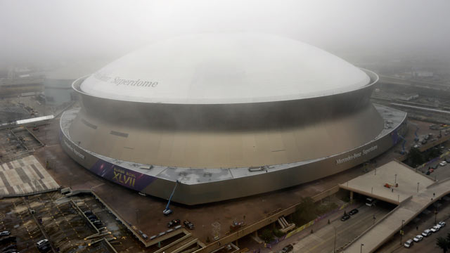 PHOTO: Workers put up signage for the upcoming Super Bowl on the Superdome in New Orleans, Jan. 15, 2013.