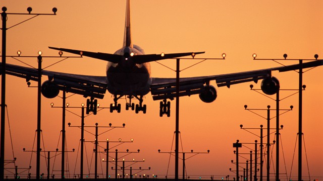 PHOTO: Airliner landing