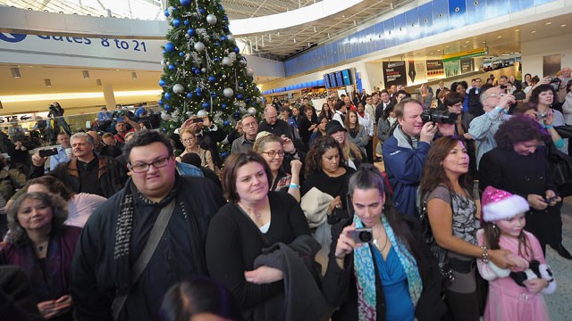 PHOTO: A crowd is shown at JFK Airport, Dec. 15, 2011 in New York City.