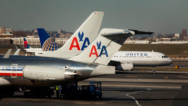 PHOTO: American Airlines Inc. and United Continental Hoildings planes taxi on the runway at LaGuardia Airport in Queens, New York, Nov. 21, 2012.