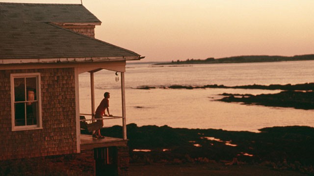 PHOTO: A warmer winter has caused many to think about heading to the beach, resulting in beach house reservations booking early.