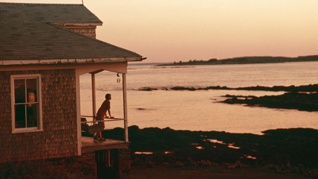 PHOTO: A warmer winter has caused many to think about heading to the beach, resulting in beach house reservations booking early.