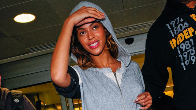 PHOTO: Beyonce Knowles leaves John F. Kennedy International Airport on June 10, 2009 in New York City.