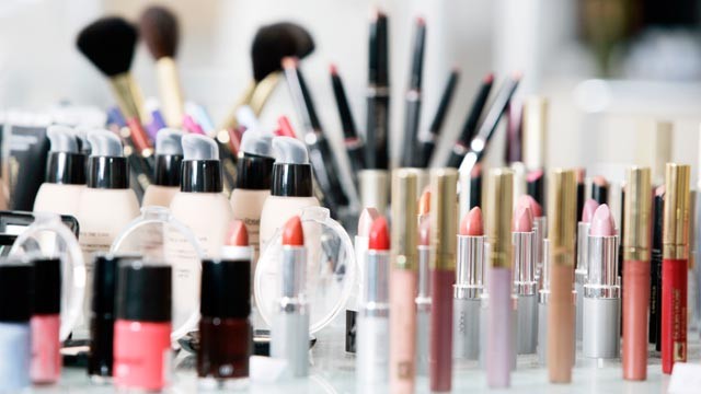 PHOTO: Beauty bloggers give tips on how to travel with cosmetics.