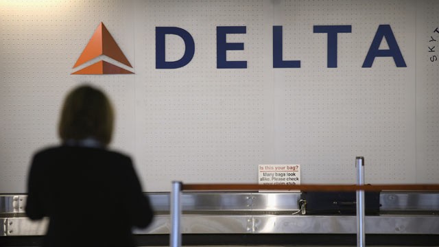 PHOTO: A passenger waits for her luggage in the Delta baggage claim at OHare International Airport, Oct. 24, 2012 in Chicago.