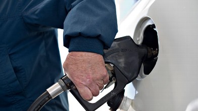 PHOTO: Tips to finding cheaper gas on Memorial Day weekend.