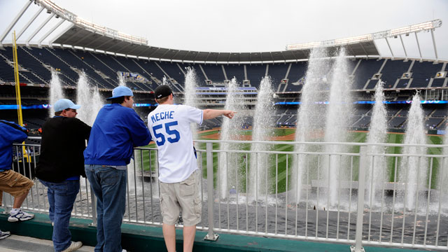 PHOTO: Fans of the Kansas City Royals watch the fountains as the Detroit Tigers take batting practice prior to the season-opener against the Kansas City Royals on April 5, 2010 at Kauffman Stadium in Kansas City, Missouri.