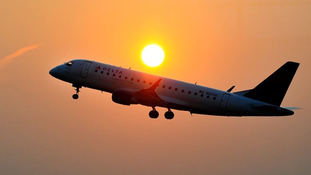 PHOTO: A Delta airlines aircraft takes off from the Ronald Reagan National airport as the sun rises in Washington, DC, June 9, 2011.