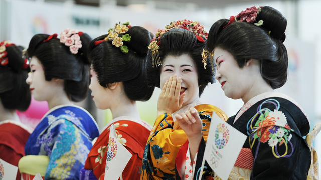 PHOTO: Japanese women clad in maiko, apprentice geisha, costumes wait for members of the International Olympic Committee evaluation commission at Tokyo Big Sight which would host wrestling, fencing and Taekwondo for 2020 Olympic Games in Tokyo, March 6, 2