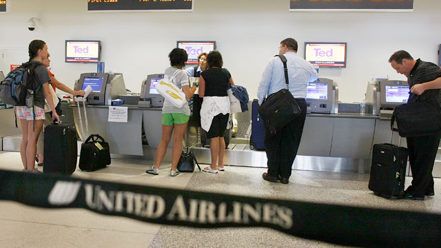 united checked baggage fee