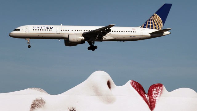 PHOTO: A United Airlines 777 passes a billboard on approach to Los Angeles International Airport, January 17, 2013, in Los Angeles.