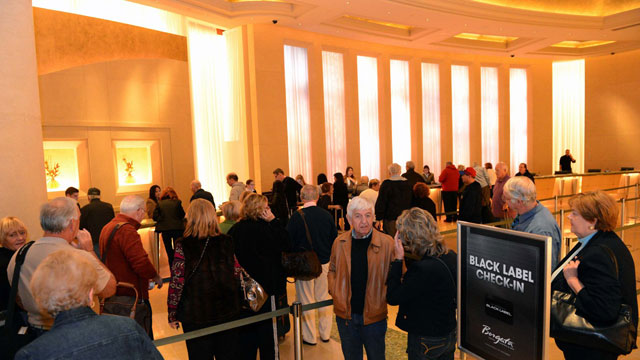 PHOTO: The first guests check into Atlantic Citys Borgata Hotel Casino & Spa after superstorm Sandy, November 2, 2012.