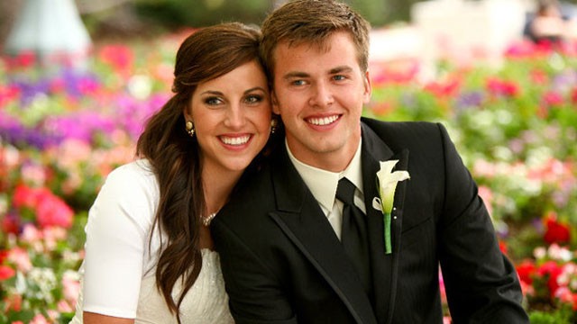 PHOTO: Derek and Amanda's love reached new heights aboard a Delta Air Lines flight.