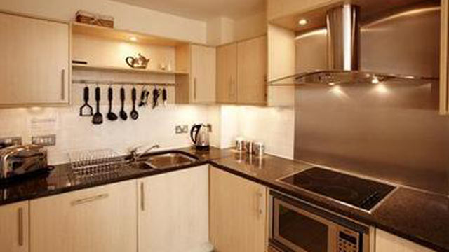 PHOTO: Thames View Apartment with private balcony, overlooking the River Thames inLondon, England.