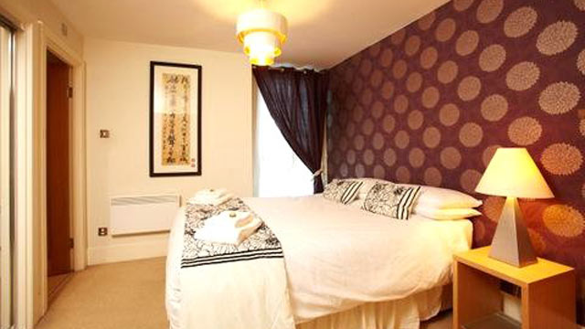 PHOTO: This River Thames Rental has a balcony with a perfect view of the River Thames in London, England.