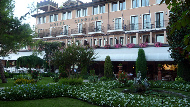 PHOTO: Daniel Craig and Eva Green arrived by yacht at this Venetian hotel in 2006's Casino Royale.