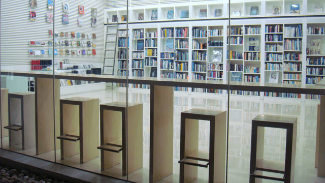 PHOTO: This ultra-modern resort has Macintosh computers in every room and an extensive library of books and DVDs.