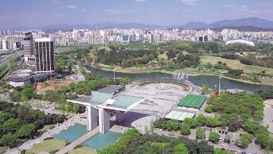 PHOTO: Twenty years before China wowed Olympic audiences with massive-scale theatrics in Beijing, South Korea did it with the unveiling of the absolutely massive Seoul Olympic Park.