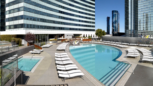 PHOTO Strong sun rays at the Vdara hotel in Las Vegas have been burning guests lounging at the pool.